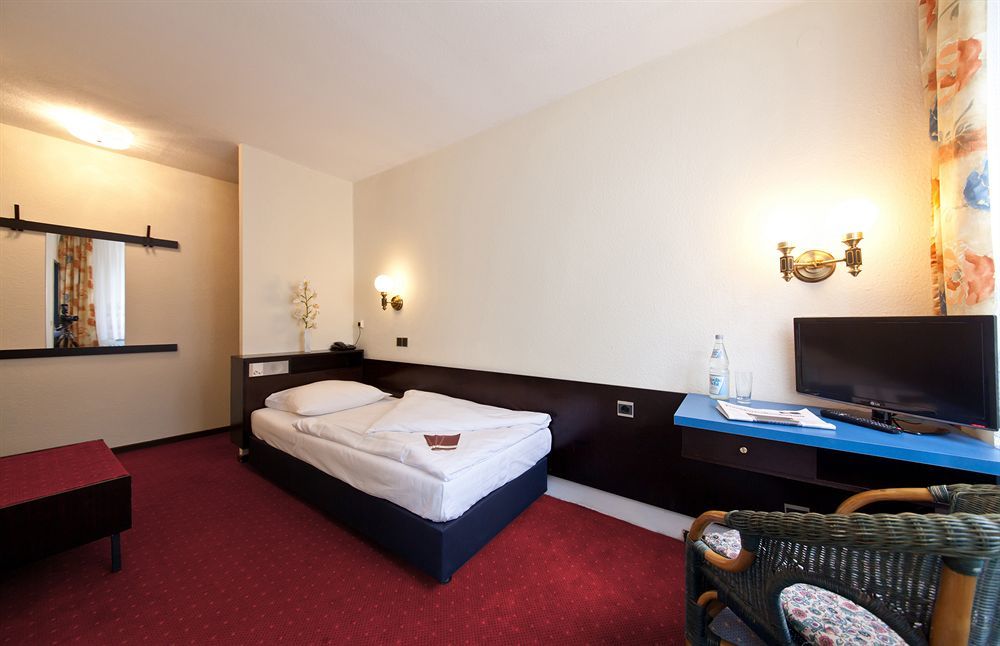Hotel Leonet Cologne Exterior photo